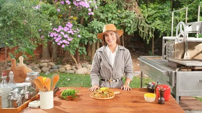 Tudo na Brasa, novo programa de Ju Lima, estreia amanhã na Tastemade