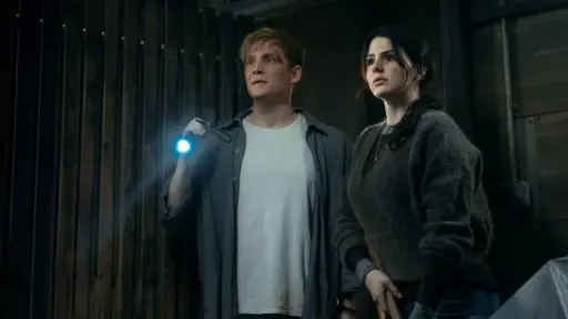 Brick (2025) - Casal protagonista enfrenta um apocalipse nanotecnológico - leia a crítica