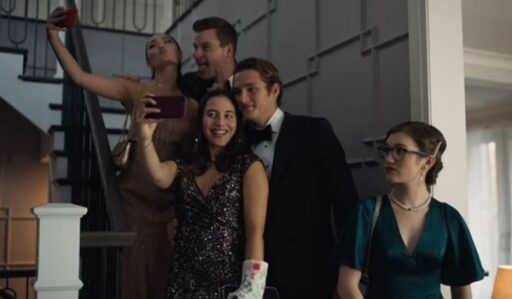 Sequestrada no Baile (Abducted on Prom Night, 2023), filme do Lifetime Movies ganha crítica
