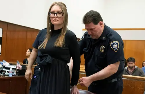 Anna Sorokin, que atendia pelo nome falso de Anna Delvey, em 2019, durante julgamento na Suprema Corte nos EUA