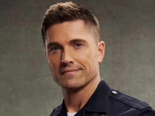 Eric Winter como Tim Bradford, na série The Rookie