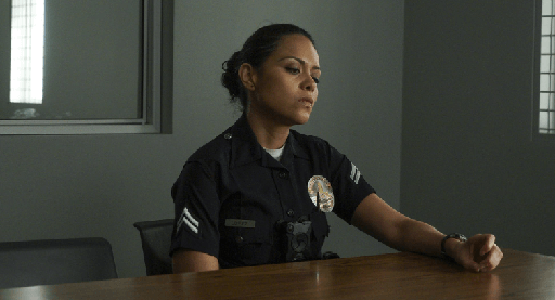 Alyssa Diaz como Angela Lopez na série The Rookie