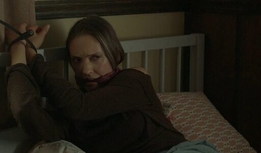 Encurralada no Seu Dormitório (Trapped in Her Room, 2025) - Crítica do filme do Lifetime