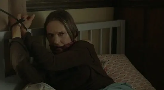 Encurralada no Seu Dormitório (Trapped in Her Room, 2025) - Crítica do filme do Lifetime