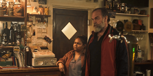 Hugo Weaving em O Royal Hotel (2023), longa está disponível na Netflix