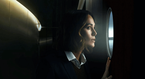 A Mulher na Cabine 10 (2025) - crítica, fatos e curiosidades do filme da Netflix dirigido por Simon Stone | diferenças entre livro e filme