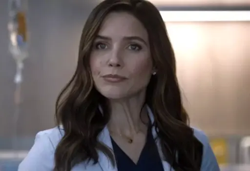 Sophia Bush como Cass em Grey's Anatomy - personagem retorna para a 22ª temporada