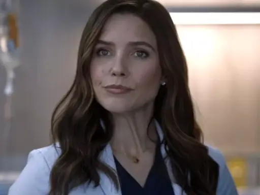 Sophia Bush como Cass em Grey's Anatomy - personagem retorna para a 22ª temporada
