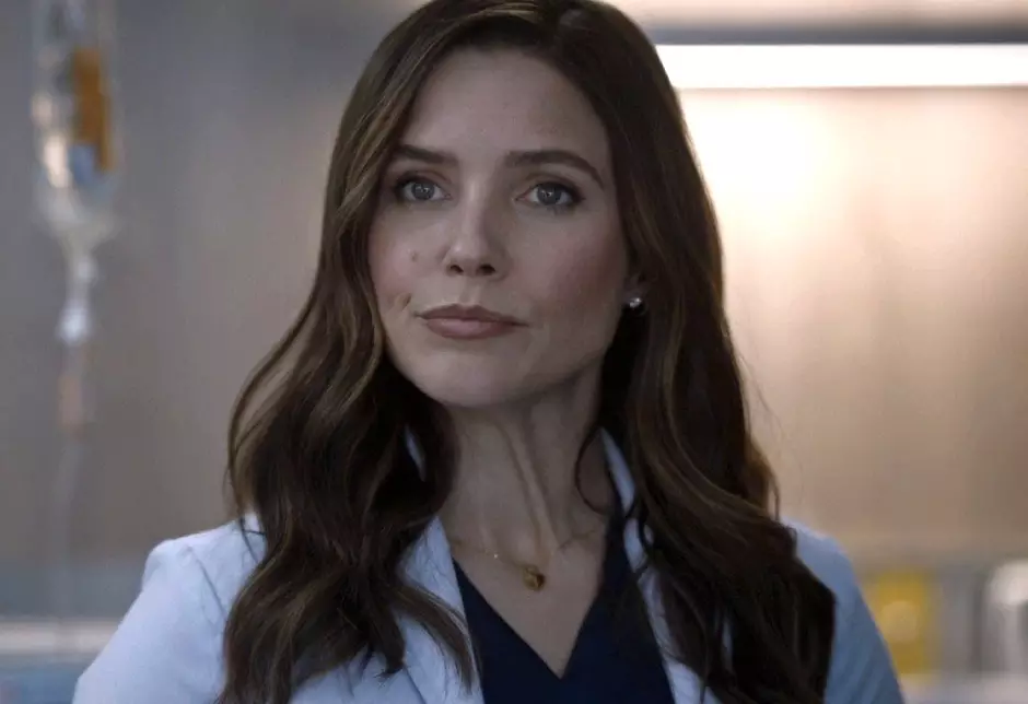 Sophia Bush como Cass em Grey's Anatomy - personagem retorna para a 22ª temporada
