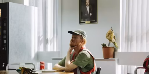 Bugonia, filme de Yorgos Lanthimos com Emma Stone e Jesse Plemons - Crítica