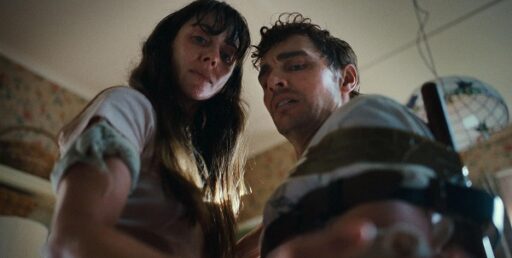 Juntos (Together, 2025) Crítica, fatos e curiosidades do filme de Michael Shanks