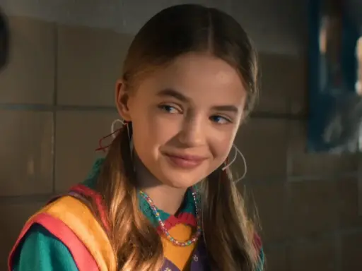 Nell Fisher como Holly na 5ª Temporada de Stranger Things - Resumo e Explicação do Episódio 1