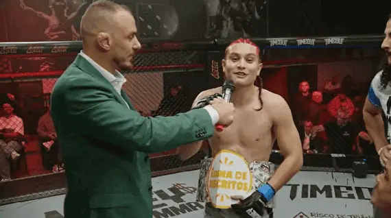 Daniel Soviético ostenta seu cinturão de papelão no Money Moicano MMA 1