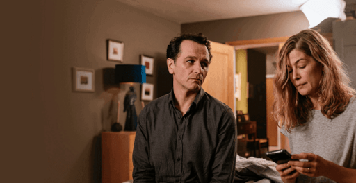 Hallow Road: Caminho Sem Volta (2025) Crítica e Fatos do Filme de Suspense com Rosamund Pike e Matthew Rhys