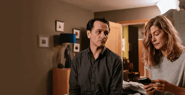 Hallow Road: Caminho Sem Volta (2025) Crítica e Fatos do Filme de Suspense com Rosamund Pike e Matthew Rhys