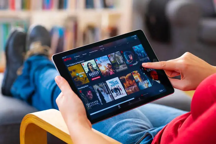 Estudo revela os serviços de streaming mais pesquisados no Google pelos brasileiros