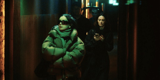 The Moment (2026) Crítica do Filme de Aidan Zamiri com Charli XCX
