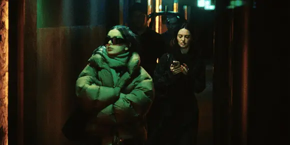 The Moment (2026) Crítica do Filme de Aidan Zamiri com Charli XCX