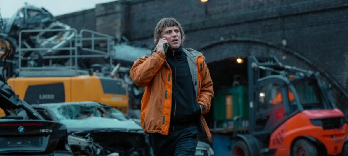 Frankie, personagem de Johnny Flynn em Terra da Máfia 2ª Temporada